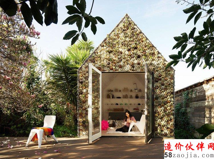 λWڻՏU3Dӡ4500KɴuԼҺԺġݡ, The cabin is integrated into the landscape thanks to the hundreds of succulents and air plants that comprise the facade and are held by the 3D-printed hexagonal planter tiles. 3D-printed chairs and tables, also designed by Emerging Objects, serve as both indoor and outdoor furniture. DƬ  Matthew Millman